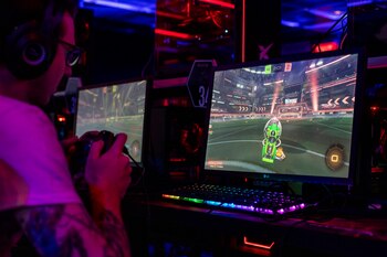 Jory Carulli jugando en una competición de “Rocket League” en la HyperX Esports Arena. La arena también vende pases por hora para estaciones de juego equipadas con computadoras personales, así como con las consolas Xbox y Playstation. (Joe Buglewicz/The New York Times)