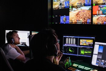 Empleados realizan una transmisión en vivo dentro de la HyperX Esports Arena. (Joe Buglewicz/The New York Times)