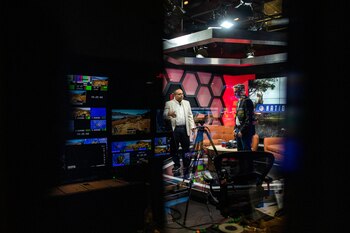 Presentadores en una transmisión desde un estudio dentro de la HyperX Esports Arena. (Joe Buglewicz/The New York Times)