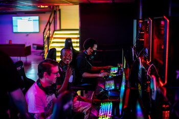Jugadores compitiendo en un evento de “Rocket League” en la HyperX Esports Arena. (Joe Buglewicz/The New York Times)