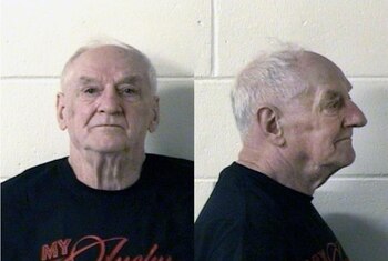 Ray Vannieuwenhoven, de 82 años, fue acusado de dos cargos de asesinato en primer grado y un cargo de agresión sexual por las muertes de dos jóvenes en 1976 (Foto: Marinette County Jail/AP)