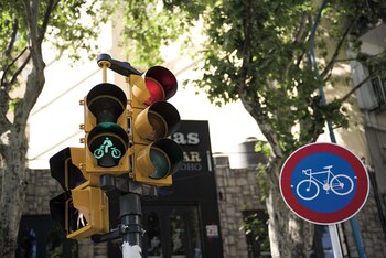 Es importante obedecer siempre las normas de seguridad vial (incluyendo las señales de alto y semáforos).