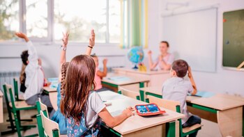 Para evitar dificultades de comunicación que impacten en la vida de los chicos, lo ideal es detectar los problemas de audición a tiempo (Shutterstock)