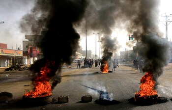 Manifestantes sudaneses queman ruedas para