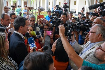 Juan Guaidó recice a los