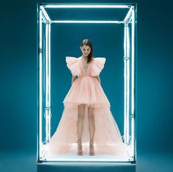 Vestido de tul con cola