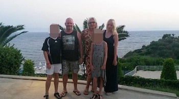 La joven junto con su familia