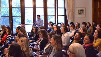 Los presentes atentos a la