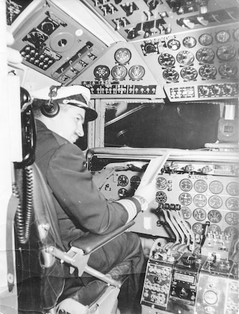 El piloto argentino al comando de un DC-6 de Aerolíneas Argentinas. Se retiró de la aviación antes de cumplir 50 años por problemas en el corazón