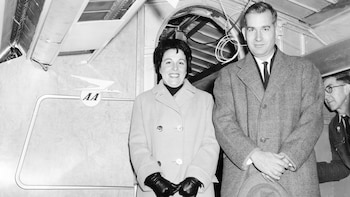 Luis Horacio Fortín y su esposa azafata Blanca Pascual en la recepción de un Comet 4, en los albores de Aerolíneas Argentinas