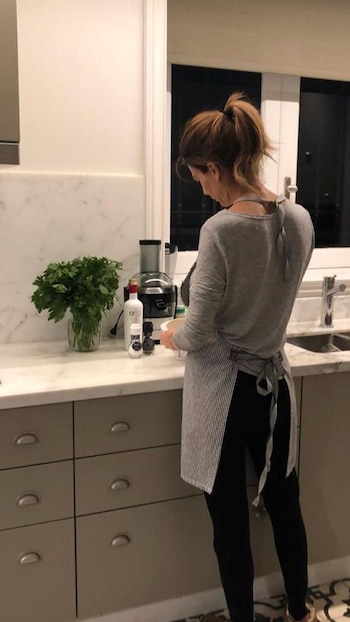 Juliana Awada, de entrecasa, preparando