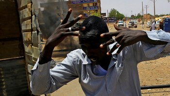 Un manifestante sudanés huye de