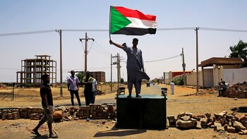 Un manifestante sudanés sostiene una