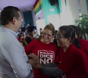 Oscar Ortiz, junto a simpatizantes