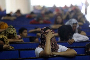 Fieles se lamentan en una