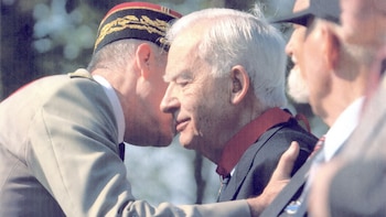El general del ejército francés Jean-Pierre Kelche le otorgó la medalla de la Legión de Honor al Mérito Nacional el 30 de marzo de 2005 en el World War II Memorial de Washington