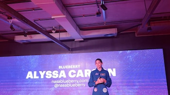 Carson en Buenos Aires. La apodan “blueberry” por el color de su “mameluco” espacial (@theguapa)