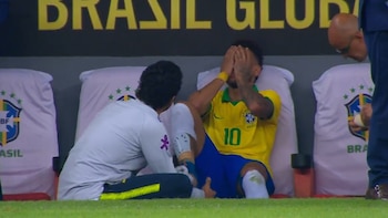 Neymar es atendido por el