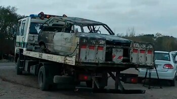 El Fiat Uno prendido fuego donde se encontró el cuerpo de la víctima. Foto: @apepe_bahia