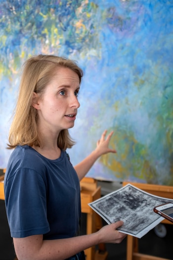 Frouke van Dijke, curadora del Gemeentemuseum, dijo que la presencia de los nenúfares detrás de las glicinias podría sugerir que la pintura era un “experimento”. (Herman Wouters/The New York Times)