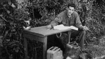 Salinger escribiendo el Guardián en el Centeno durante la Segunda Guerra Mundial