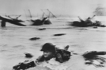 La primera oleada de tropas estadounidenses desembarcando en Omaha Beach el 6 de junio de 1944. (Robert Capa © International Center of Photography American troops landing on Omaha Beach, D-Day. Normandy. France. June 6th, 1944 | Magnum Photos)