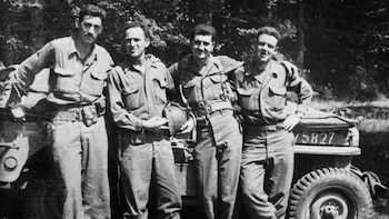 J.D. Salinger, primero desde la izquierda, junto a unos compañeros en el frente