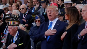 Donald Trump y su esposa Melania, rodeados por veteranos del Día D en Normandía (Reuters)