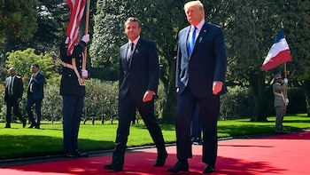Emmanuel Macron junto a Donald Trump en Normandía
