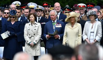 La secretaria de Defensa del Reino Unido Penny Mourdaunt, la ministra de Defensa francesa Florence Parly, el príncipe de Gales, Carlos, y sus esposa Camila, duquesa de Cornwall, y la primera ministra británica Theresa May, en Bayeux, Normandía (Ben STANSALL / AFP)