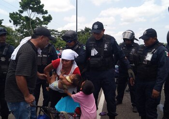 El flujo de migrantes continúa en la frontera entre México y Guatemala (Foto: EFE/ Calos López)