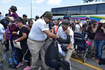 MEX050. TAPACHULA (MÉXICO), 05/06/2019.- Elementos del Instituto Nacional de Migración (INAMI), y policías federales detienen a migrantes centroamericanos este miércoles, en la ciudad de Tapachula en el estado de Chiapas (México). Autoridades federales y migratorias mexicanas frenaron una caravana de uno 500 migrantes centroamericanos que se internó en la frontera sur de México y que tenía como destino Estados Unidos, informaron medios locales. EFE/José Torres