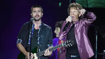 “Mick Jagger de The Rolling Stones (R) canta con el artista colombiana Juanes durante su “Latin America Ole Tour” en Bogotá, Colombia, marzo 10, 2016. REUTERS/John Vizcaino/Reuters