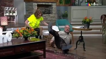 Pedrito terminó en el suelo al tratar de hacer unos pasos de baile (Captura YouTube)