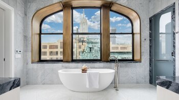 El lujoso baño de otro de los departamentos