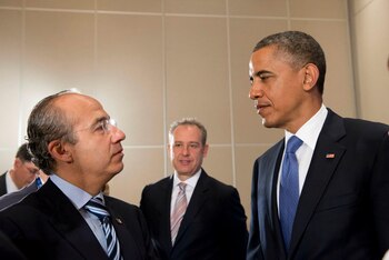 El expresidente, Felipe Calderón, gobernó del 2006 al 2012. Durante su administración, compartió diálogos con su homólogo, el estadounidense, Barack Obama (derecha).