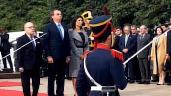 En su primera actividad en Buenos Aires, Bolsonaro llevó una ofrenda floral a Plaza San Martín, donde un grupo de brasileños residentes en Argentina lo recibió al grito de “¡Mito, mito!”, como gesto de reconocimiento a su figura (Imagen: captura de video)