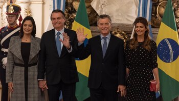 Jair Bolsonaro y Mauricio Macri junto a sus esposas, este jueves en Casa Rosada (Adrián Escandar)