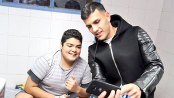 Leandro Paredes se sacó una selfie con otro de los chicos internados en el Hospital Gutiérrez (@Argentina)