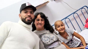 Sergio Agüero junto a un joven y su mamá en el Hospital Ricardo Gutiérrez (@Argentina)