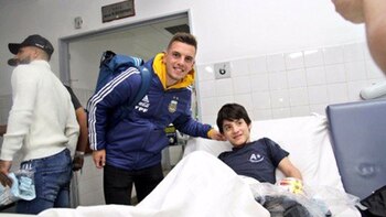 Lo Celso fue uno de los jugadores de la Selección que visitó el Hospital de Niños (@Argentina)
