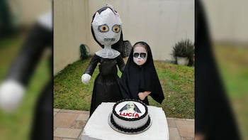 La madre de la menor también compartió un par de videos en los que se ve a la niña jugando en su fiesta (Foto: Facebook)