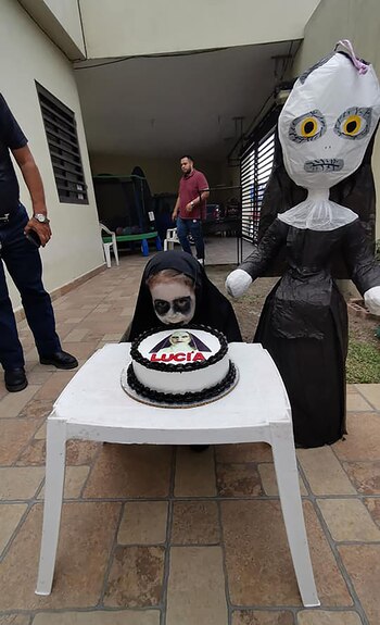 Su celebración fue tan especial que la niña tuvo una piñata y pastel con la imagen de la película protagonizada por Taissa Farmiga y Demián Bichir. (Foto: Facebook)