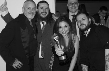 El equipo de Mandinga Tattoo con el Martín Fierro