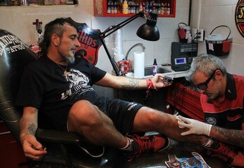 El Mono de Kapanga tatuándose (Facebook)