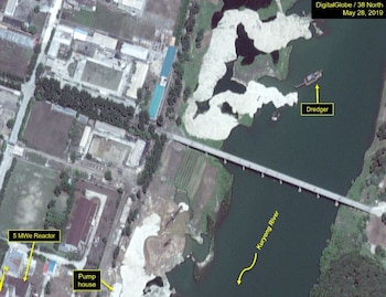 Una draga, barcaza utilizada para