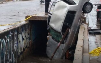 El auto habría sido arrastrado por las aguas pluviales de la zona (Foto: El Heraldo León)