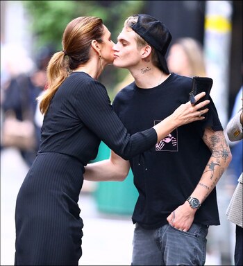 Cindy besa a su hijo.