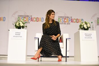 Juliana Awada eligió un vestido negro con estampado de estrellas blancas y completó su look con clutch rojo y stilettos (Franco Fafasuli)