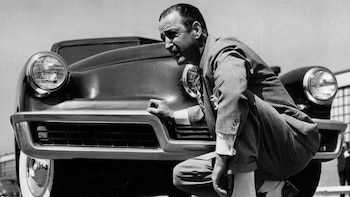 Preston Tucker junto a su